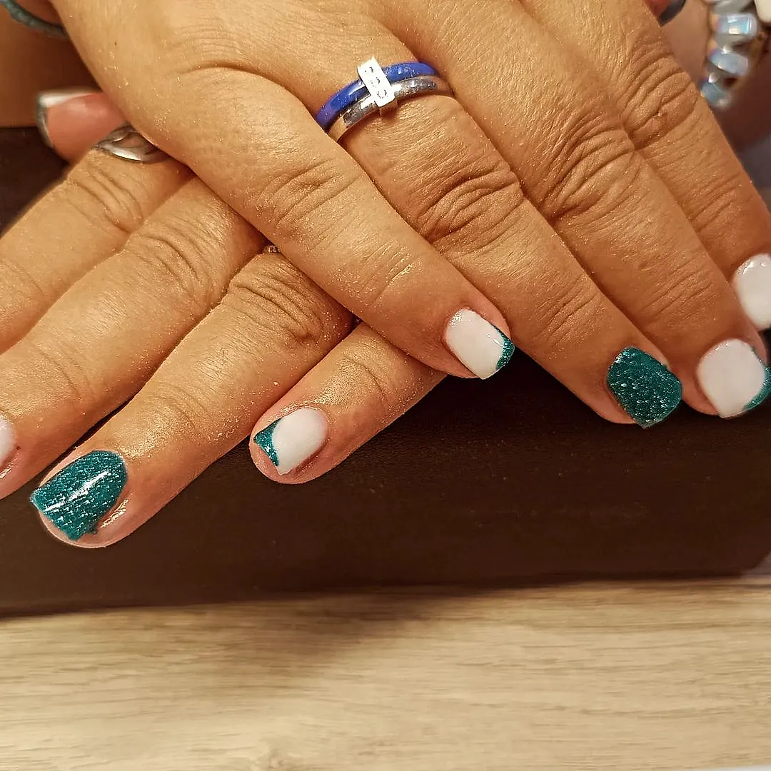 ongles bleus et blancs